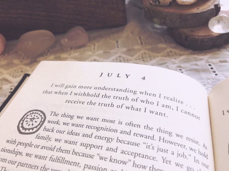My favorite daily books that are quick, short reads and are perfect for a self-care routine #sacredselfcare #selfcaretips #selfcareblogger #mindsetbooks #selfcarebooks